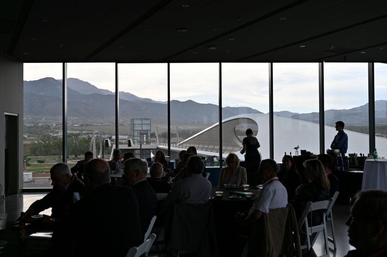 Guests enjoy hors d’oeuvres against the backdrop of Pikes Peak and the modern architecture of the museum.